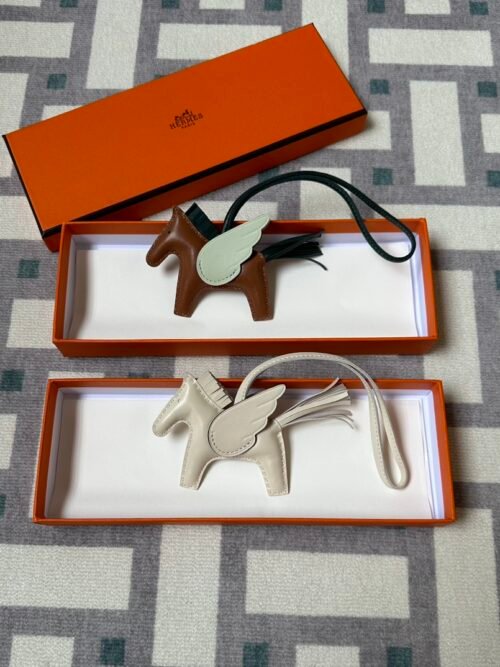 Hermes Rodeo Pegase PM Charms 55 Rouge H & 10 Craie Agneau Leather