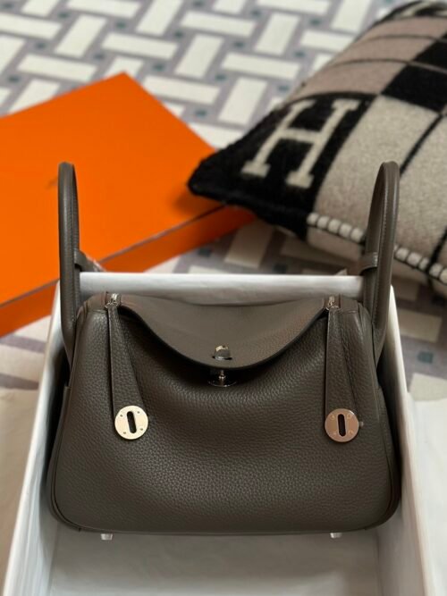Hermes 8F Etain Clemence Leather Lindy 26CM Silver Hardware